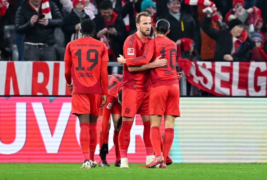 23.02.2025, Bayern, München: Fußball: Bundesliga, Bayern München - Eintracht Frankfurt, 23. Spieltag in der Allianz Arena. Alphonso Davies (l-r), Jamal Musiala, Harry Kane und Leroy Sane von München j ...