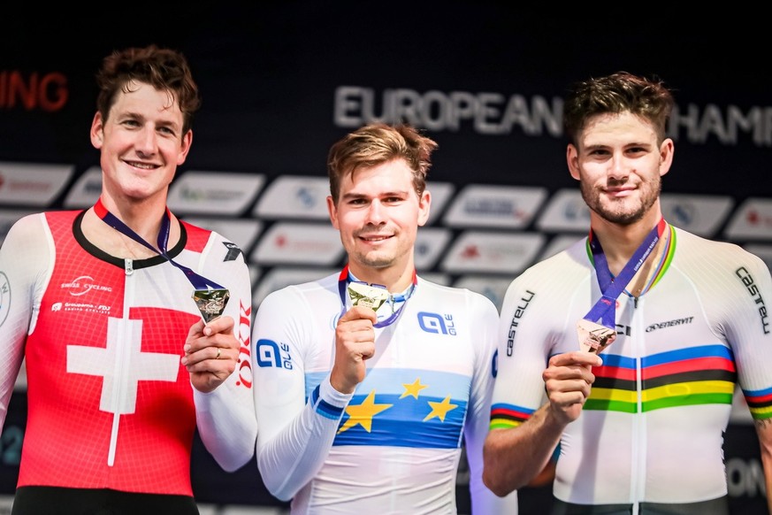 epa10126116 (L-R) Second Stefan KUENG of Switzerland, winner Stefan BISSEGGER of Switzerland and third Filippo GANNA of Italy at the medal ceremony of the Cycling Road - Men&#039;s Individual Time Tri ...