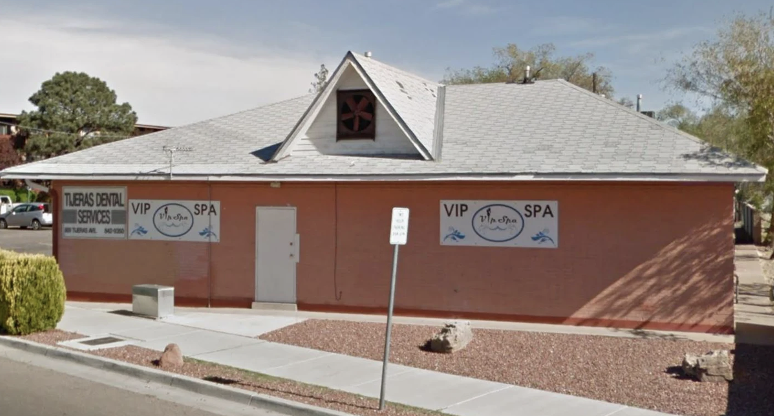 La vision toute personnelle d'un spa VIP à Albuquerque, qui ressemble à un vestiaire de piscine.