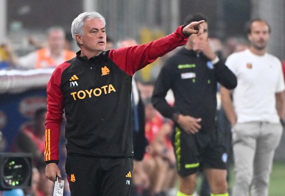 epa10888551 Roma&#039;s Jose Mourinho gestures during the Italian Serie A match between Genoa CFC and AS Roma, in Genoa, Italy, 28 september 2023. EPA/LUCA ZENNARO