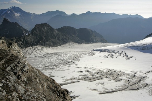 Gletscherspalten oeffnen sich auf dem Hohlaubgletscher oberhalb Saas-Fee, am Mittwoch, 13. September 2006. (KEYSTONE/Alessandro Della Bella)