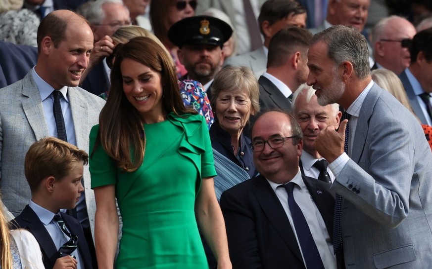 epa10750159 Britain&#039;s Catherine Princess of Wales (L) and Spain&#039;s King Felipe VI (R) have a chat during the Men&#039;s Singles final match Novak Djokovic of Serbia against Carlos Alcaraz of  ...