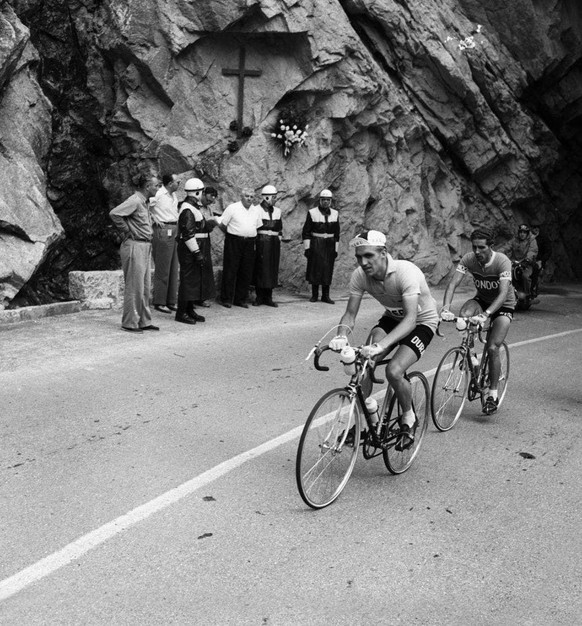 La croix située près du tunnel du col du Susten rend hommage à Richard Depoorter, décédé accidentellement en 1948.