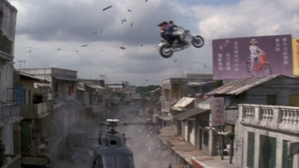 James Bond (ou plutôt le cascadeur français Jean-Pierre Goy) chevauche une BMW R 1200 C pour effectuer un saut de plus de 20 mètres au-dessus d'un hélicoptère sur les toits de Bangkok.