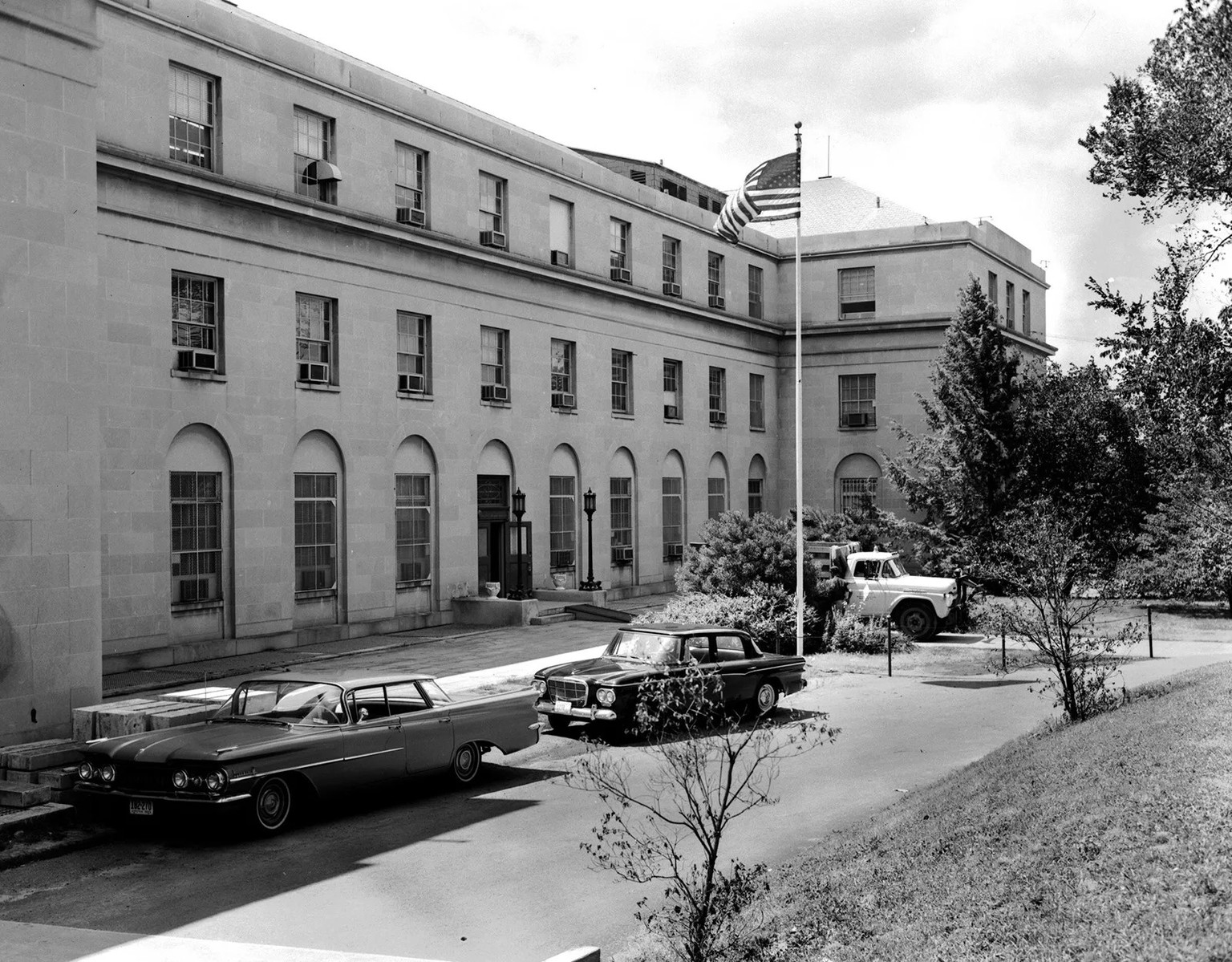 La demande adressée à Soleure provenait de cet immeuble de bureaux historique situé à Washington: le «E Street Complex», lieu de naissance et premier siège de la Central Intelligence Agency (CIA).
htt ...