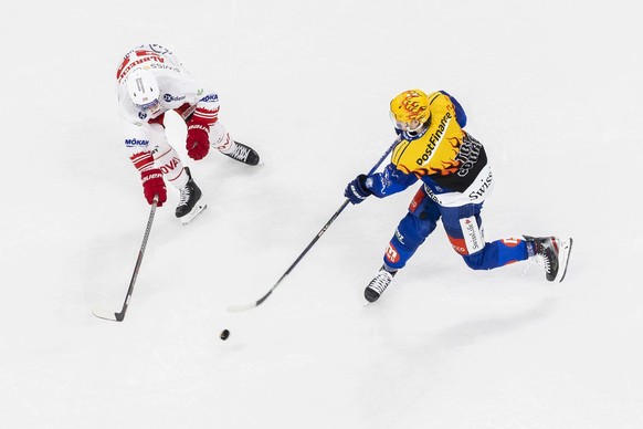 Zuerichs PostFinance Top Scorer Dean Kukan, rechts, kaempft um den Puck gegen SC Rapperswil-Jona Lakers Yannick-Lennart Albrecht, links, im Eishockeyspiel der National League zwischen den ZSC Lions un ...