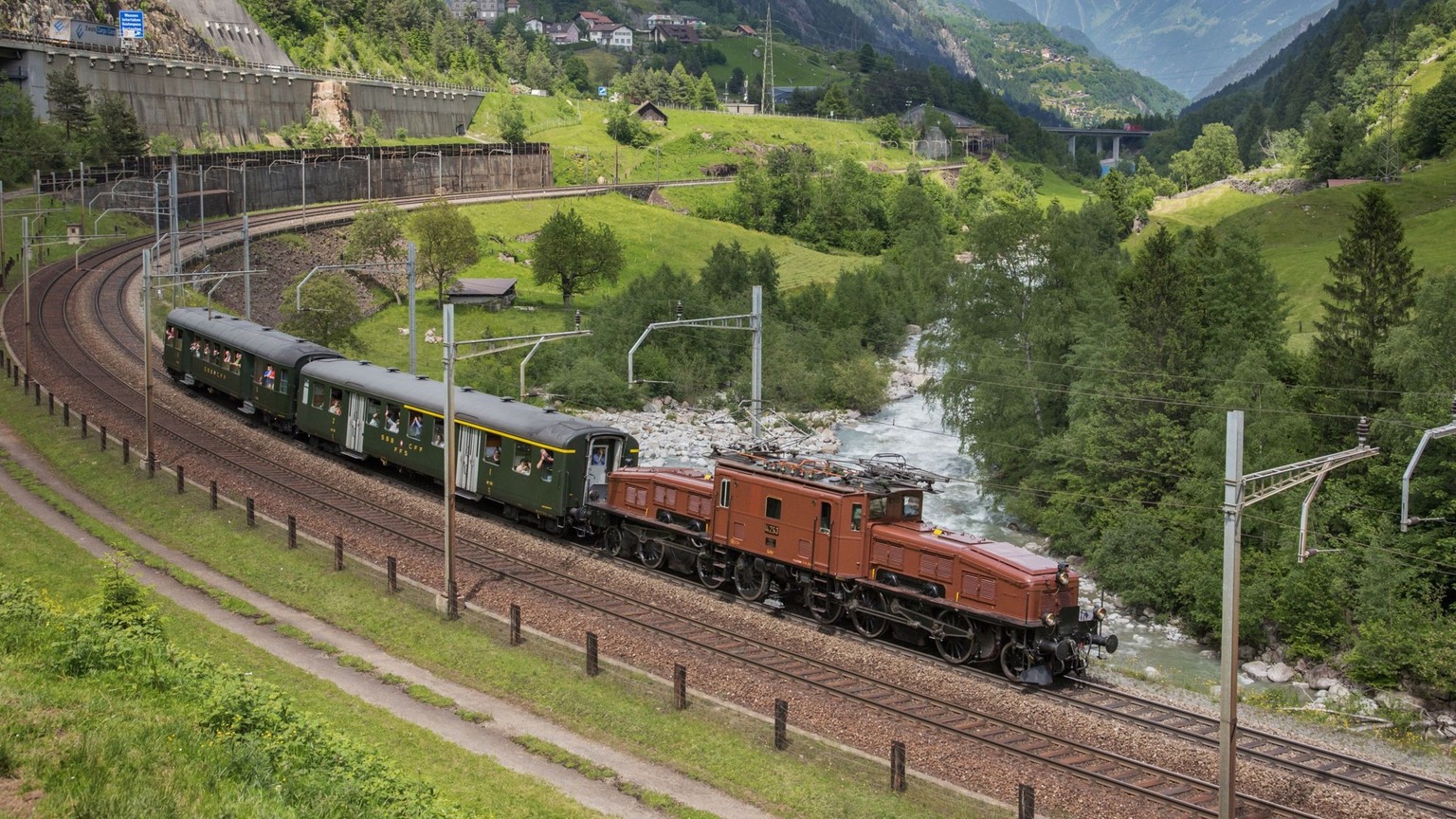 De mai à octobre, le Train du Saint-Gothard (Erlebniszug San Gottardo) circule chaque deuxième samedi du mois sur la ligne de faîte du Saint-Gothard