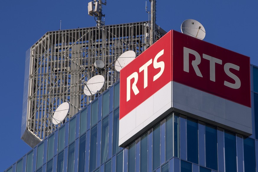 La Tour de la Radio Television Suisse (RTS) et son logo photographiee, ce jeudi 12 novembre 2020 a Geneve. (KEYSTONE/Martial Trezzini)
