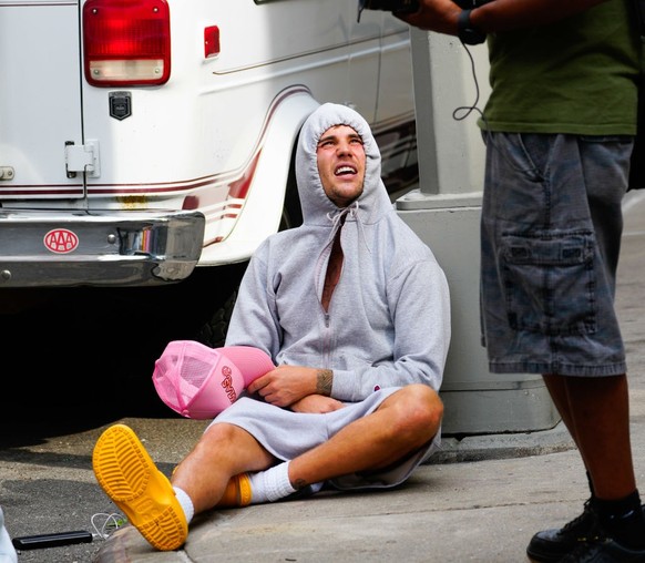 NEW YORK, NEW YORK - AUGUST 28: Justin Bieber is seen sitting on the sidewalk on August 28, 2023 in New York City. (Photo by Gotham/GC Images)