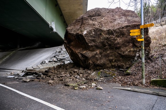 Un bloc de roche est visible devant l&#039;autoroute A9 le vendredi 2 fevrier 2024 a Corsier-sur-Vevey. Un important eboulement s&#039;est produit vendredi matin a Corsier-sur-Vevey. Aucune personne n ...