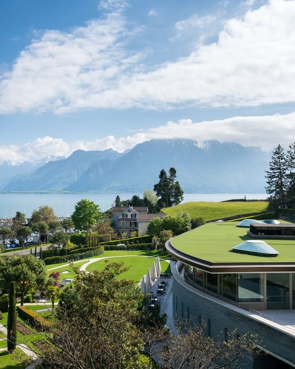 La terrasse baignée de soleil de la clinique La Prairie offre une vue sur les eaux turquoise du lac Léman.