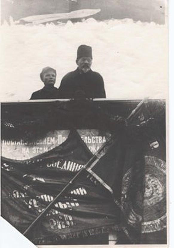 Kirov und Kalinin auf der Tribüne des Lenin-Mausoleums, Ende der 1920er-Jahre. In dieser Variante sind die Retuschen bereits ausgeführt.
