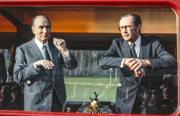 Bundesrat Pierre Aubert und Francois Mitterrand schauen am 13. April 1983 aus dem Zugsfenster anlaesslich des dreitaegigen Staatsbesuchs des franzosischen Ministerpraesidenten in der Schweiz. (KEYSTON ...