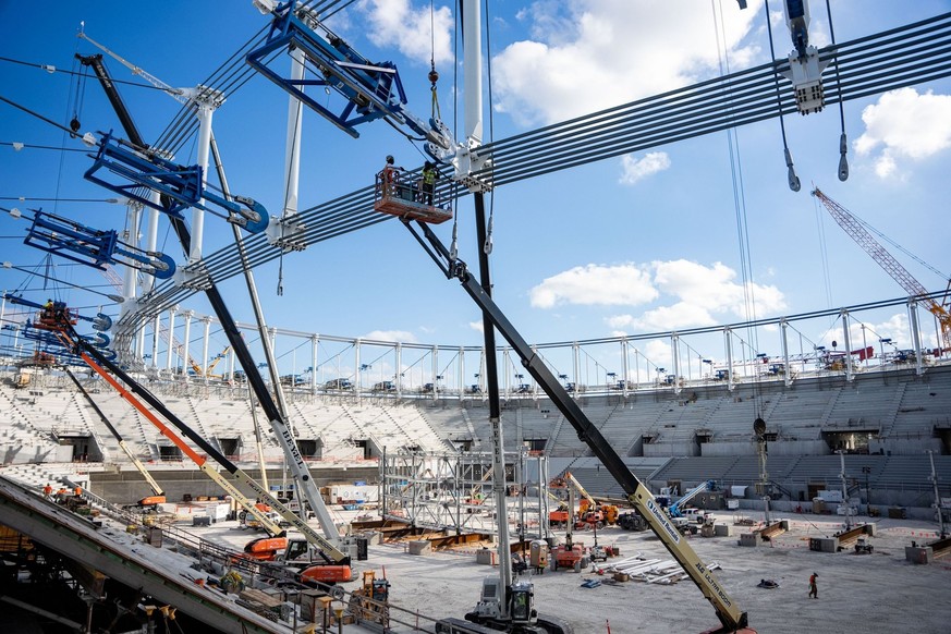 Les travaux sur la toiture du nouveau stade.