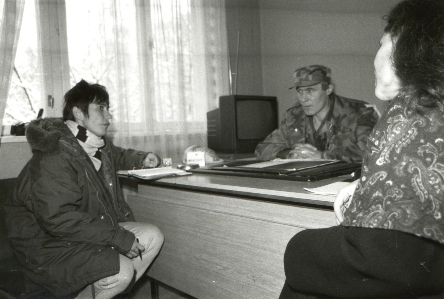 Monika Hauser s'entretient avec un commandant en Bosnie, en 1993.