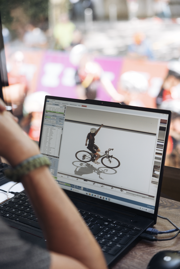 Le système de photo finish de Tissot Swiss Timing capture jusqu’à 10 000 images par seconde pour départager les arrivées les plus serrées.