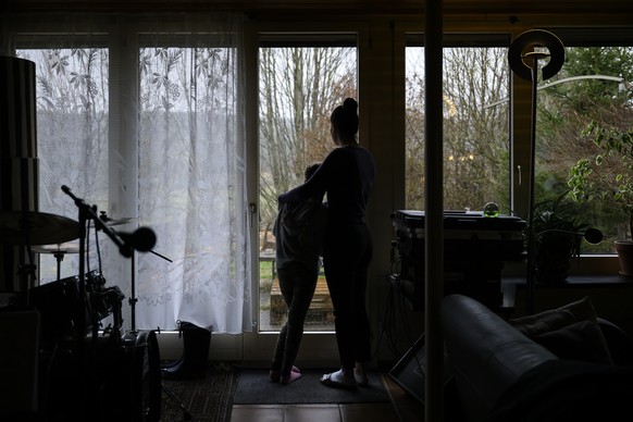 Mascha, refugiee Ukrainienne, et sa fille Vlada, regardent par la fenetre de la maison de Tom Loosli, un habitant de Tramelan, ce jeudi 7 avril 2022, dans la maison de Tom, a Tramelan dans le Jura ber ...