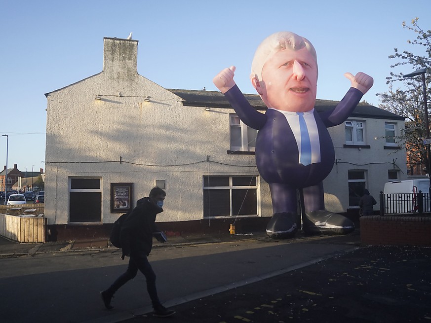 Un ballon géant, représentant un Boris Johnson victorieux, érigé dans un village du nord-est de l'Angleterre.