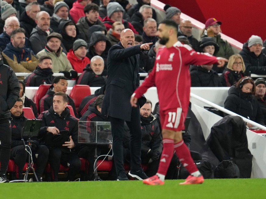 Arne Slot (en arrière-plan) a indiqué que la mise à l&#039;écart de Mo Salah (au premier plan) n&#039;était qu&#039;une mesure temporaire.