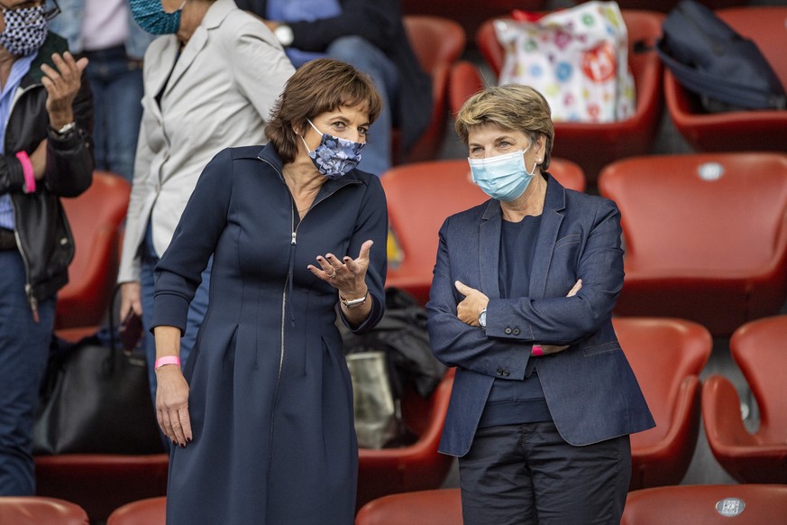 Alt-Bundesraetin Ruth Metzler, links, und Bundesraetin Viola Amherd, rechts, beim Damen Fussball Schweizer Cup Final zwischen dem FC Luzern und FC Zuerich Frauen vom Samstag, 5. Juni 2021 im Stadion L ...