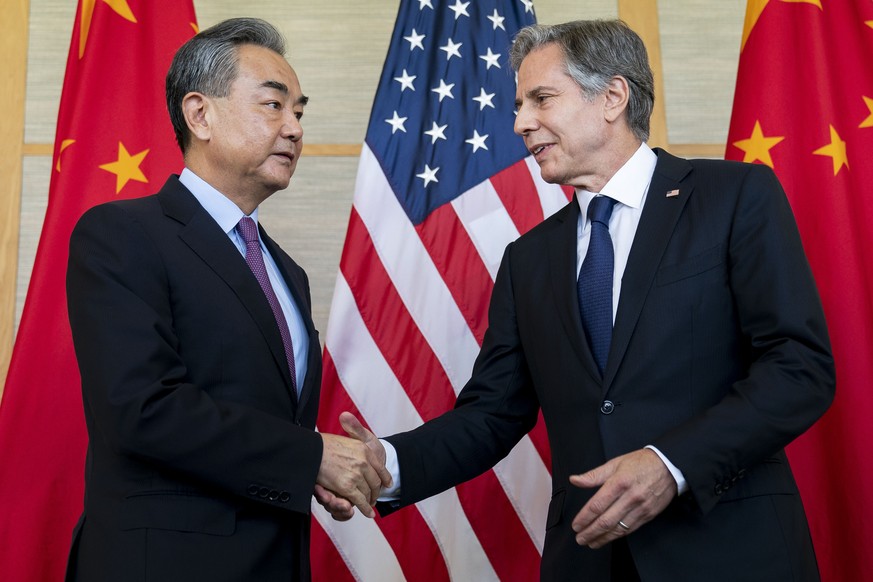 Le secrétaire d'État américain Antony Blinken, à droite, serre la main du ministre chinois des Affaires étrangères Wang Yi. (Image d'archives)