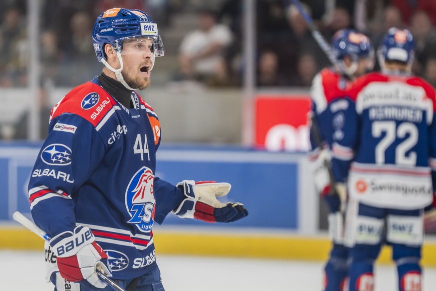 Mikko Lehtonen (ZSC) reklamiert beim Schiedsrichter im zweiten Playoff Final Spiel der Eishockey National League zwischen den ZSC Lions, ZSC, und dem Lausanne HC, am Donnerstag 17. April 2025 in der S ...