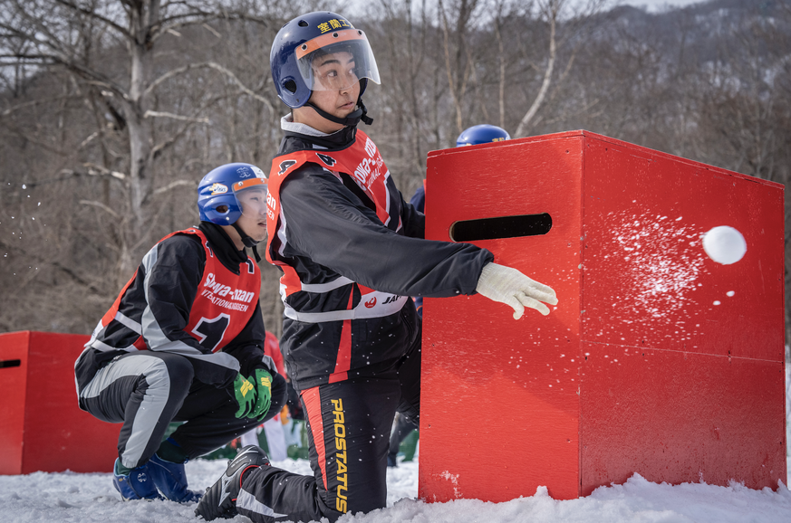 Les joueurs se mettent à couvert derrière de grands plots.