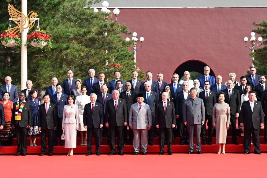 Une belle photo de groupe. Vous ne voyez pas Maurer? Il est tout à gauche, derrière la dame en rouge.