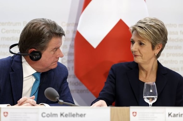 Colm Kelleher, président du conseil d'administration d'UBS, et la ministre des finances, Karin Keller-Sutter, annoncent ici la reprise en urgence de Credit Suisse le 19 mars 2023.