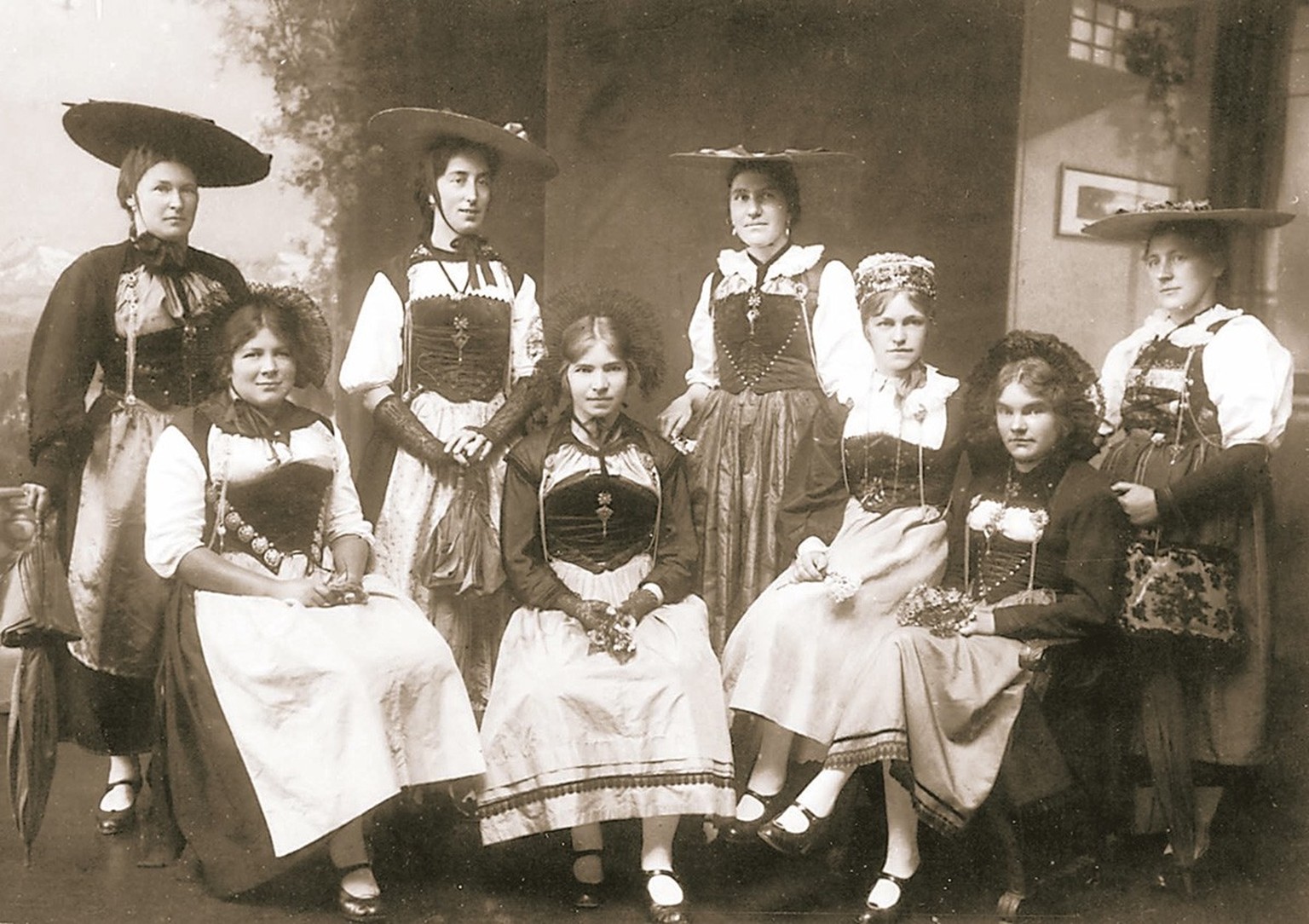 Suissesses en costume traditionnel, début du XXe siècle.