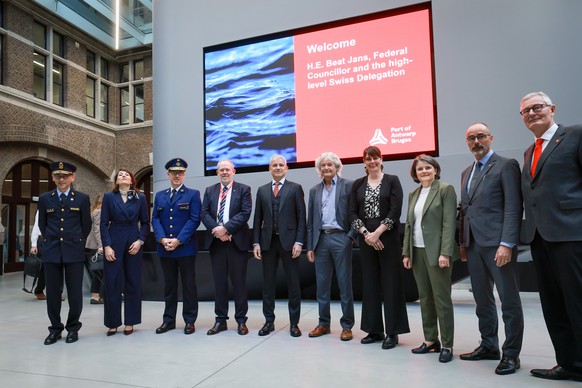 epa12876844 Swiss Federal Councillor for Justice and Police Beat Jans (C) and his delegation pose for a group photograph with Port of Antwerp officials, in Antwerp, Belgium, 09 April 2026. Jan's  ...