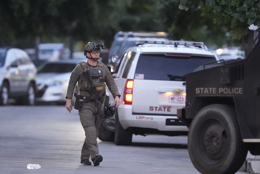 FILE - A Louisiana state police SWAT member works the scene on Iberville Street as police pursue a fugitive that escaped from a New Orleans jail, Tuesday, May 20, 2025, in New Orleans. (AP Photo/Geral ...
