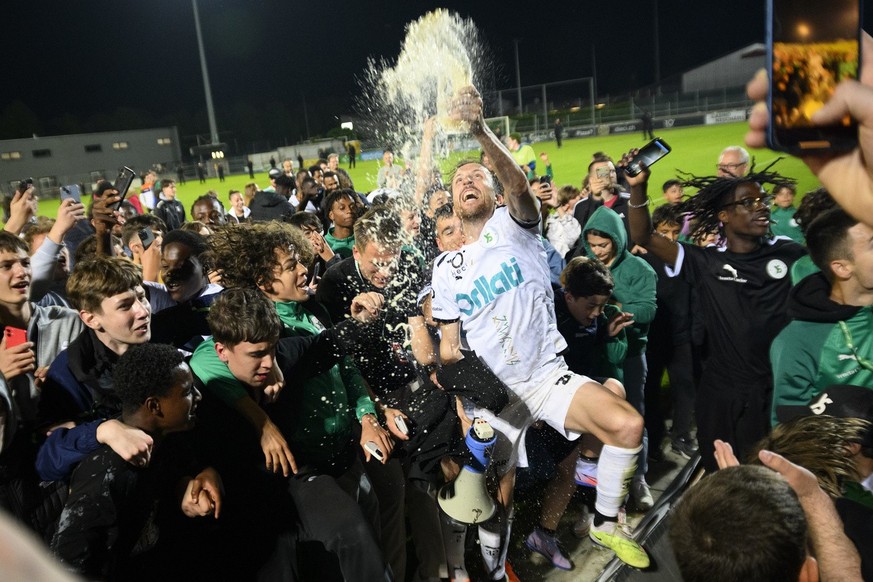 Le defenseur yverdonnois Anthony Sauthier celebre la promotion en Super League avec ses supporters lors de la rencontre de football de Challenge League entre Yverdon Sport FC et FC Aarau le mardi 23 m ...