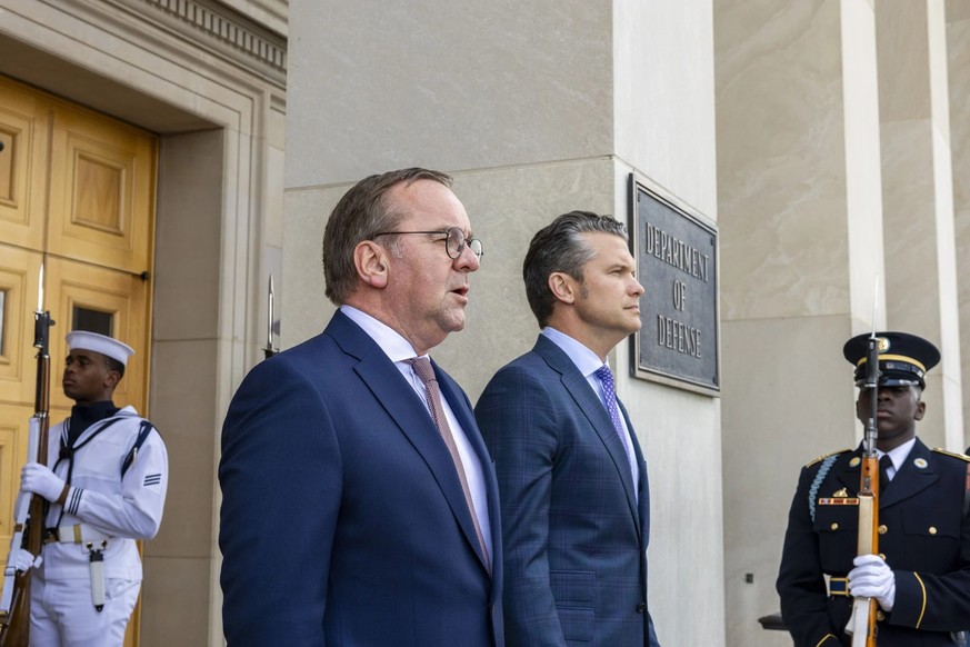L&#039;Europe reste dépendante de l&#039;Amérique : le ministre allemand de la Défense Boris Pistorius et son homologue américain Pete Hegseth, lundi à Washington.