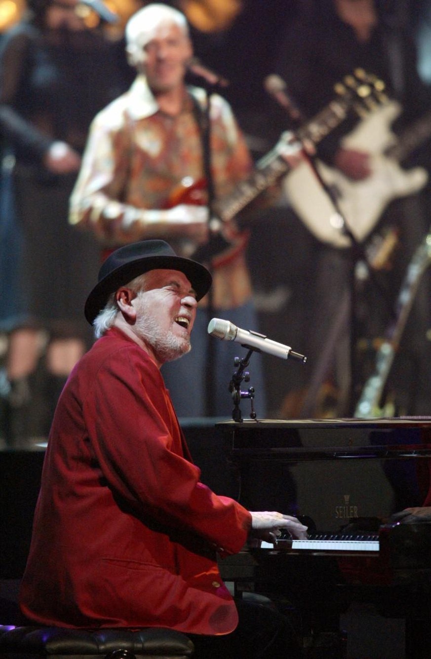 Gary Brooker se produit lors de l'émission télévisée 50 ans de rock à Hanovre en 2004.