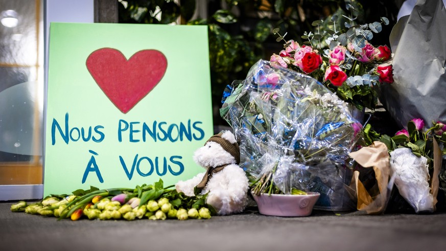 KEYPIX - Flowers and a sign with a heart and the words "We are thinking of you" are placed next to the entrance of the University Hospital Zurich (USZ) on Wednesday, January 7, 2026 in Zuric ...