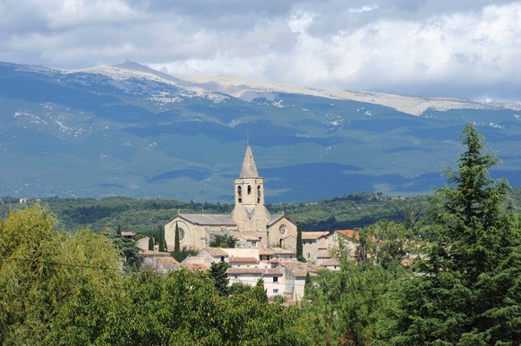 Mazan south-eastern France Gordes south-eastern France. Overview of the village, near the southern side of the mountain Mont Ventoux, and blue sky in the background PACA Provence Alpes Cote d Azur Vau ...