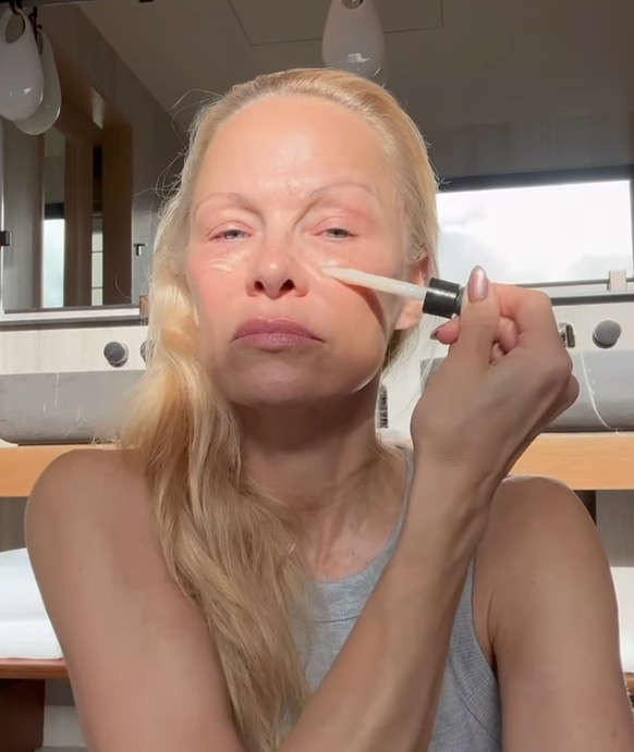 La ligne de cosmétiques de Pamela Anderson existe depuis un an.