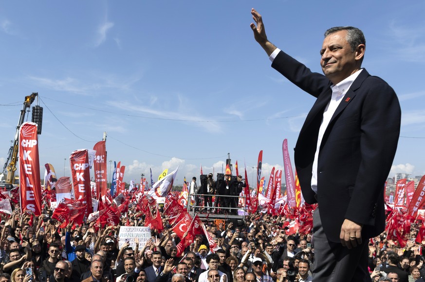 epa11996830 Ozgur Ozel, leader of main opposition Republican People's Party (CHP), waves during a demonstration organized by the CHP against the detention of Istanbul mayor, in Istanbul, Turkey, ...