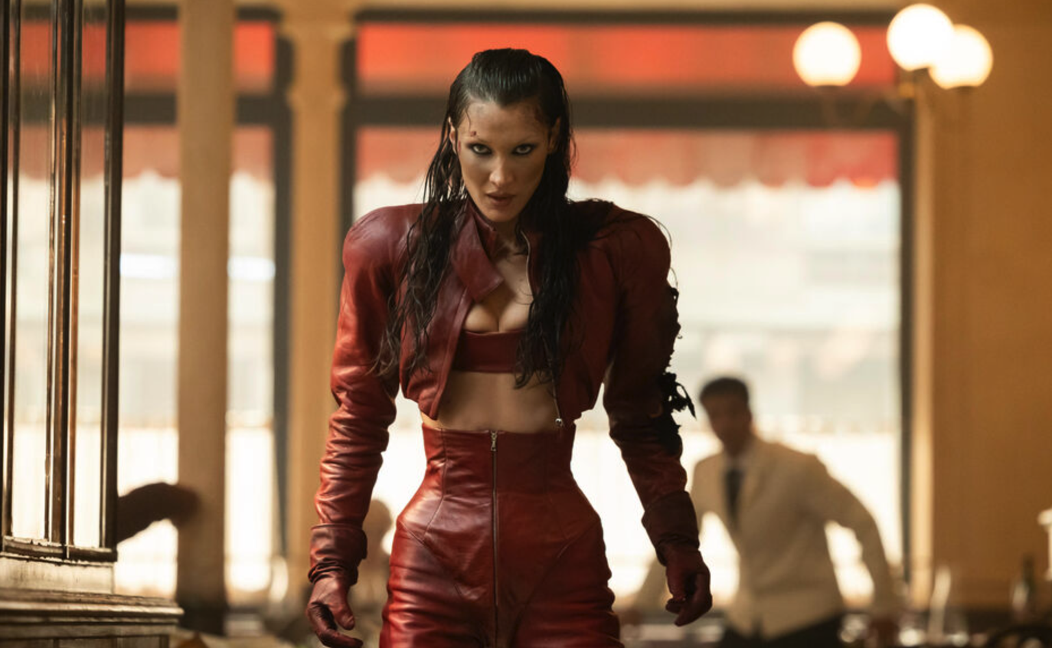 Bella Hadid, comme vous ne l'avez jamais vu, apparaît dans la série dans une séquence lunaire.