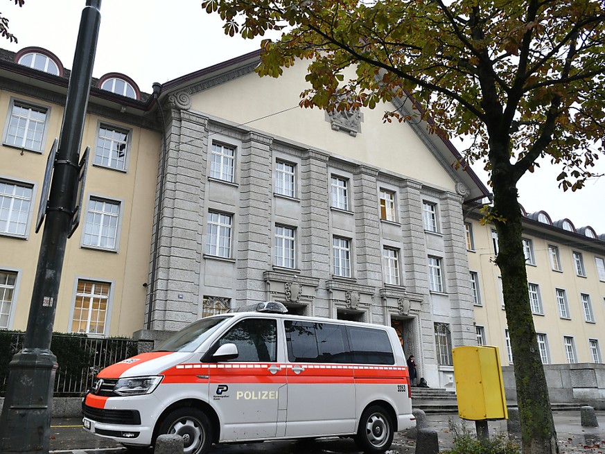 Le Tribunal de district de Zurich a relaxé la jeune femme, estimant que celle-ci avait agi par légitime défense dans un contexte de terreur imposé par son père à toute la famille (photo symbolique).