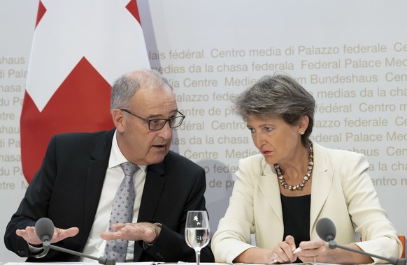 Bundesrat Guy Parmelin, links, und Bundesraetin Simonetta Sommaruga, rechts, sprechen zusammen an einer Medienkonferenz zum Thema Energie : Lancierung der Sparkampagne, am Mittwoch, 31. August 2022, i ...