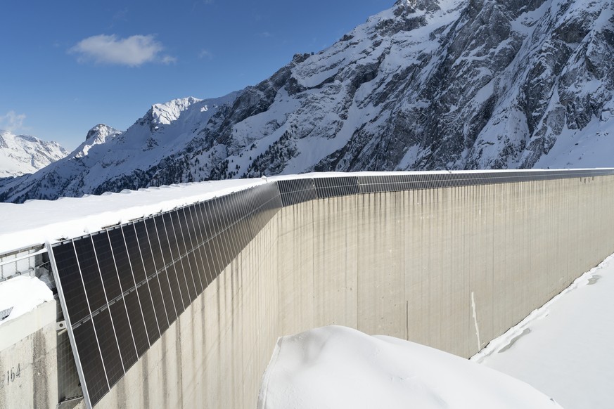 AVIS --- ZUR HOCHALPINEN SOLARANLAGE DER EWZ AN DER ALBIGNA-STAUMAUER STELLEN WIR IHNEN FOLGENDES BILD ZUR VERFUEGUNG. WEITERE BILDER FINDEN SIE AUF visual.keystone-sda.ch --- Die hochalpine Solaranla ...