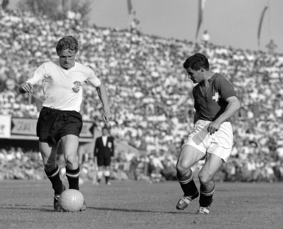 Der Schweizer Spieler Jacky Fatton, rechts, verfolgt einen oesterreichischen Spieler. Die Schweiz verliert am 26. Juni 1954 im Stade Olympique de la Pontaise in Lausanne das Viertelfinal-Spiel bei der ...