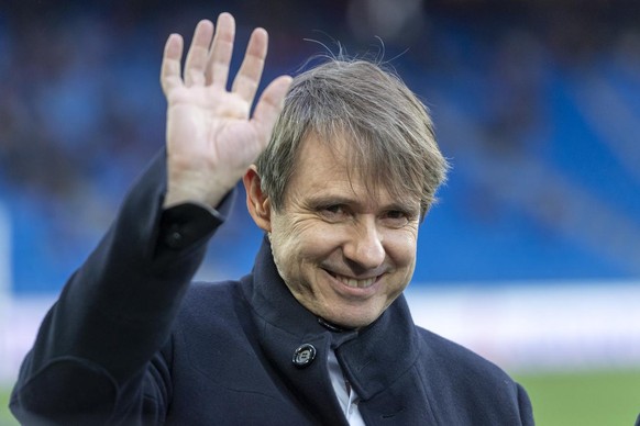 Basels Praesident Bernhard Burgener gruesst in die Raenge vor dem Fussball Meisterschaftsspiel der Super League zwischen dem FC Basel 1893 und dem FC Sion im Stadion St. Jakob-Park in Basel, am Sonnta ...