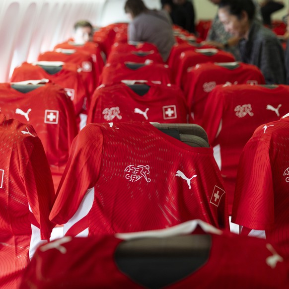 L'avion de l'équipe de Suisse reliant Zurich à Los Angeles était décoré avec des dizaines de maillots offerts aux passagers du vol.