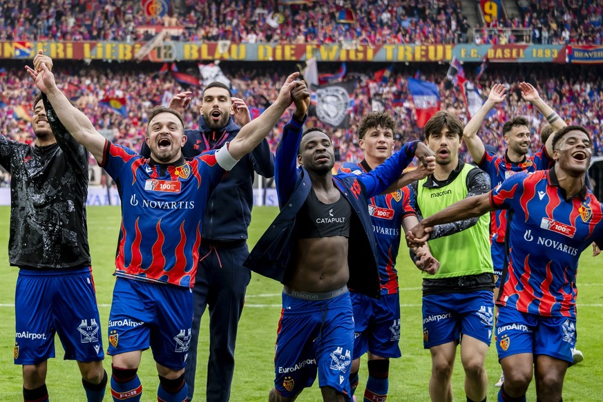 Basels Spieler mit Xherdan Shaqiri jubeln nach dem Zieg im Fussball Schweizer Cup Halbfinal-Spiel zwischen dem FC Basel und dem FC Lausanne-Sport, am Sonntag, 27. April 2025 im St. Jakob-Park in Basel ...