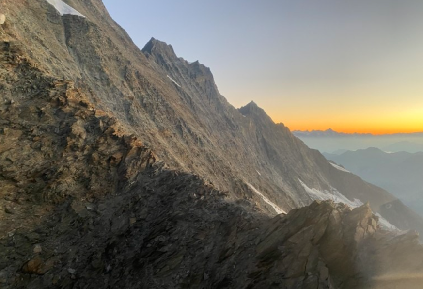 Le Täschhorn cluminant à 4 491 m d&#039;altitude.