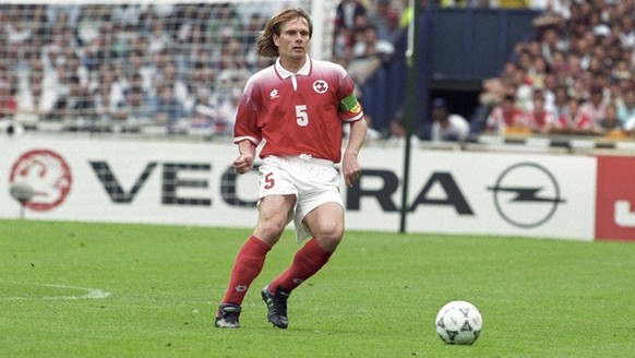 Der Schweizer Fussballnationalspieler Alain Geiger waehrend dem Spiel der Schweizer Fussballnationalmannschaft gegen England an der Europameisterschaft 1996 im Wembley, England, aufgenommen am 8. Juni ...