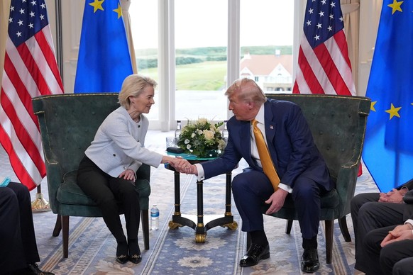 Trêve douanière temporaire: la présidente de la Commission européenne, Ursula von der Leyen, et le président américain, Donald Trump, ont conclu un accord douanier le 27 juillet.